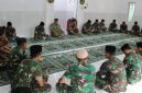 Dandim 0827/Sumenep Letkol Arm Bendi Wibisono bersama jajaran mengikuti doa bersama peringatan Hari Juang TNI AD ke-80 di Mushola Darussalam, Makodim Sumenep, Jumat (12/12/2025).