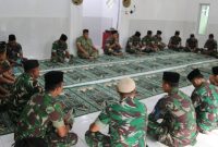 Dandim 0827/Sumenep Letkol Arm Bendi Wibisono bersama jajaran mengikuti doa bersama peringatan Hari Juang TNI AD ke-80 di Mushola Darussalam, Makodim Sumenep, Jumat (12/12/2025).