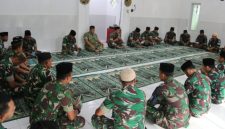 Dandim 0827/Sumenep Letkol Arm Bendi Wibisono bersama jajaran mengikuti doa bersama peringatan Hari Juang TNI AD ke-80 di Mushola Darussalam, Makodim Sumenep, Jumat (12/12/2025).