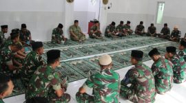 Dandim 0827/Sumenep Letkol Arm Bendi Wibisono bersama jajaran mengikuti doa bersama peringatan Hari Juang TNI AD ke-80 di Mushola Darussalam, Makodim Sumenep, Jumat (12/12/2025).