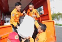 penerimaan dan pengiriman bantuan di Posko Peduli Bencana Sumatra di Balai Kota Surabaya.