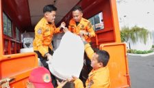 penerimaan dan pengiriman bantuan di Posko Peduli Bencana Sumatra di Balai Kota Surabaya.