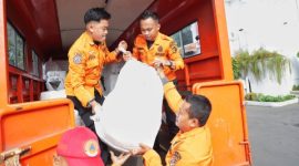 penerimaan dan pengiriman bantuan di Posko Peduli Bencana Sumatra di Balai Kota Surabaya.