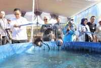 Wali Kota Probolinggo dr. Aminuddin saat dengan pembudidaya ikan pada kegiatan sosialisasi NTPi di Pokdakan Mina Lestari Sentosa, Jrebeng Lor.