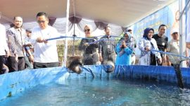 Wali Kota Probolinggo dr. Aminuddin saat dengan pembudidaya ikan pada kegiatan sosialisasi NTPi di Pokdakan Mina Lestari Sentosa, Jrebeng Lor.