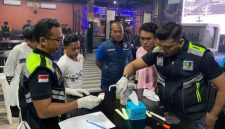 Petugas gabungan Polres Sumenep melakukan patroli dan razia di salah satu tempat hiburan malam untuk mencegah penyalahgunaan narkoba, Jumat malam (12/12/2025).