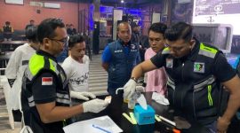 Petugas gabungan Polres Sumenep melakukan patroli dan razia di salah satu tempat hiburan malam untuk mencegah penyalahgunaan narkoba, Jumat malam (12/12/2025).