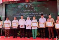 Gubernur Jawa Timur Khofifah Indar Parawansa didampingi Bupati Lumajang Indah Amperawati menyerahkan bantuan alat pengolahan gula kelapa dan bibit pohon kelapa kepada warga terdampak erupsi Gunung Semeru di Kabupaten Lumajang, Jumat (12/12/2025).