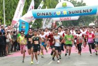 Peserta Sumenep Sun Run 2025 di kawasan Taman Potre Koneng, Minggu (14/12/2025).