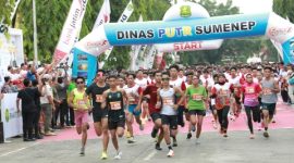 Peserta Sumenep Sun Run 2025 di kawasan Taman Potre Koneng, Minggu (14/12/2025).