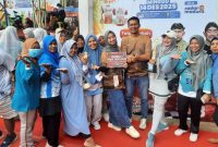 Ketua Posyandu ILP 6 SPM Desa Pinggirpapas Siti Aisyah foto bersama usai menerima piala Juara I Posyandu Integrasi Layanan Primer tingkat Kabupaten Sumenep pada ajang Sumenep Fun Run 2025.