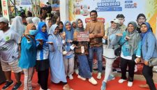 Ketua Posyandu ILP 6 SPM Desa Pinggirpapas Siti Aisyah foto bersama usai menerima piala Juara I Posyandu Integrasi Layanan Primer tingkat Kabupaten Sumenep pada ajang Sumenep Fun Run 2025.