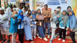 Ketua Posyandu ILP 6 SPM Desa Pinggirpapas Siti Aisyah foto bersama usai menerima piala Juara I Posyandu Integrasi Layanan Primer tingkat Kabupaten Sumenep pada ajang Sumenep Fun Run 2025.