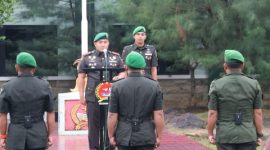 Dandim 0827/Sumenep Letkol Arm Bendi Wibisono, SE, M.Han memimpin upacara peringatan Hari Juang TNI AD ke-80 Tahun 2025 di Lapangan Upacara Makodim 0827/Sumenep, Senin (15/12/2025).