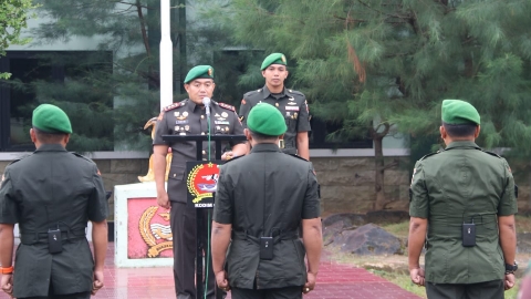 Dandim 0827/Sumenep Letkol Arm Bendi Wibisono, SE, M.Han memimpin upacara peringatan Hari Juang TNI AD ke-80 Tahun 2025 di Lapangan Upacara Makodim 0827/Sumenep, Senin (15/12/2025).