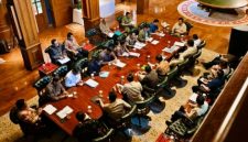 Presiden RI Prabowo Subianto memimpin pertemuan bersama sejumlah Menteri Kabinet Merah Putih di kediaman pribadinya di Hambalang, Bogor, Minggu (14/12/2025).