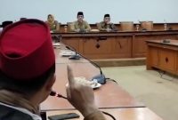 Panitia peringatan Milad Muhammadiyah ke-113, saat mempertanyakan alasan pemkab Sampang membatalkan izin pendoo.