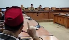 Panitia peringatan Milad Muhammadiyah ke-113, saat mempertanyakan alasan pemkab Sampang membatalkan izin pendoo.