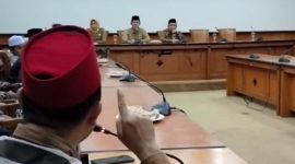 Panitia peringatan Milad Muhammadiyah ke-113, saat mempertanyakan alasan pemkab Sampang membatalkan izin pendoo.