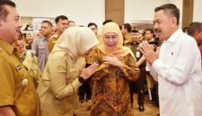 Bupati Banyuwangi Ipuk Fiestiandani saat menghadiri penandatanganan perjanjian kerja sama dengan Kepala Kejaksaan Negeri Banyuwangi terkait pelaksanaan pidana kerja sosial di Fakultas Hukum Universitas Airlangga Surabaya, Senin (15/12/2024).