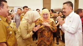 Bupati Banyuwangi Ipuk Fiestiandani saat menghadiri penandatanganan perjanjian kerja sama dengan Kepala Kejaksaan Negeri Banyuwangi terkait pelaksanaan pidana kerja sosial di Fakultas Hukum Universitas Airlangga Surabaya, Senin (15/12/2024).