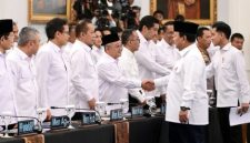 Presiden Prabowo Subianto memimpin Sidang Kabinet Paripurna di Istana Negara, Jakarta, Senin (15/12/2025), dengan agenda laporan penanganan dampak banjir pada sektor pendidikan.