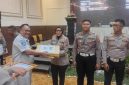 Kasatlantas Polres Sumenep AKP Ninit Titis Dwiyani menerima penghargaan peringkat I penurunan angka kecelakaan lalu lintas Triwulan III Tahun 2025 dari Polda Jawa Timur.