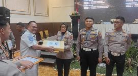Kasatlantas Polres Sumenep AKP Ninit Titis Dwiyani menerima penghargaan peringkat I penurunan angka kecelakaan lalu lintas Triwulan III Tahun 2025 dari Polda Jawa Timur.