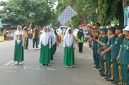 Kepala Kantor Kemenag Kabupaten Sumenep Abdul Wasid melepas peserta Lomba Gerak Jalan tingkat Madrasah Ibtidaiyah (MI) se-Kabupaten Sumenep dalam rangka Hari Amal Bakti ke-80 Kemenag RI.