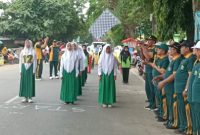Kepala Kantor Kemenag Kabupaten Sumenep Abdul Wasid melepas peserta Lomba Gerak Jalan tingkat Madrasah Ibtidaiyah (MI) se-Kabupaten Sumenep dalam rangka Hari Amal Bakti ke-80 Kemenag RI.