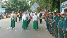 Kepala Kantor Kemenag Kabupaten Sumenep Abdul Wasid melepas peserta Lomba Gerak Jalan tingkat Madrasah Ibtidaiyah (MI) se-Kabupaten Sumenep dalam rangka Hari Amal Bakti ke-80 Kemenag RI.
