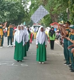 Kemenag Sumenep Gelar Lomba Gerak Jalan MI Peringati HAB ke-80 Kemenag RI