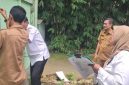 Petugas Dinas PRKP Kabupaten Bangkalan saat melakukan survei dan asesmen rumah warga terdampak bencana di Desa Pangeleyan, Kecamatan Tanah Merah.