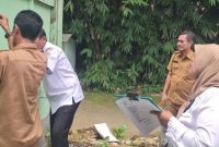 Petugas Dinas PRKP Kabupaten Bangkalan saat melakukan survei dan asesmen rumah warga terdampak bencana di Desa Pangeleyan, Kecamatan Tanah Merah.