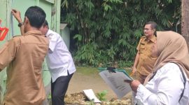 Petugas Dinas PRKP Kabupaten Bangkalan saat melakukan survei dan asesmen rumah warga terdampak bencana di Desa Pangeleyan, Kecamatan Tanah Merah.
