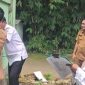 Petugas Dinas PRKP Kabupaten Bangkalan saat melakukan survei dan asesmen rumah warga terdampak bencana di Desa Pangeleyan, Kecamatan Tanah Merah.