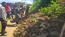 Personel Polsek Guluk-Guluk bersama TNI dan warga melakukan kerja bakti membersihkan material longsor di Dusun Artakoh, Desa Payudan Daleman, Kecamatan Guluk-Guluk.