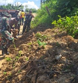 Polsek Guluk-Guluk Bersama TNI Tangani Longsor di Payudan Daleman, Akses Jalan Sempat Terputus