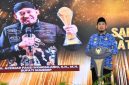 Bupati Sumenep Achmad Fauzi Wongsojudo menyerahkan penghargaan Bupati Award 2025 kepada perwakilan kecamatan dan kelurahan di Pendopo Agung Keraton Sumenep.