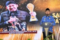 Bupati Sumenep Achmad Fauzi Wongsojudo menyerahkan penghargaan Bupati Award 2025 kepada perwakilan kecamatan dan kelurahan di Pendopo Agung Keraton Sumenep.