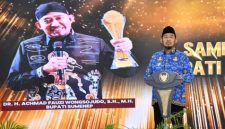 Bupati Sumenep Achmad Fauzi Wongsojudo menyerahkan penghargaan Bupati Award 2025 kepada perwakilan kecamatan dan kelurahan di Pendopo Agung Keraton Sumenep.