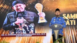 Bupati Sumenep Achmad Fauzi Wongsojudo menyerahkan penghargaan Bupati Award 2025 kepada perwakilan kecamatan dan kelurahan di Pendopo Agung Keraton Sumenep.