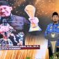 Bupati Sumenep Achmad Fauzi Wongsojudo menyerahkan penghargaan Bupati Award 2025 kepada perwakilan kecamatan dan kelurahan di Pendopo Agung Keraton Sumenep.