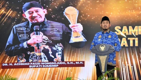 Bupati Sumenep Achmad Fauzi Wongsojudo menyerahkan penghargaan Bupati Award 2025 kepada perwakilan kecamatan dan kelurahan di Pendopo Agung Keraton Sumenep.