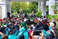 Bupati Banyuwangi Ipuk Fiestiandani bersama Forkopimda sarapan nasi bungkus bersama warga usai upacara peringatan Hari Jadi Banyuwangi ke-254 di halaman Pemkab Banyuwangi.