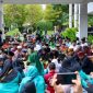 Bupati Banyuwangi Ipuk Fiestiandani bersama Forkopimda sarapan nasi bungkus bersama warga usai upacara peringatan Hari Jadi Banyuwangi ke-254 di halaman Pemkab Banyuwangi.