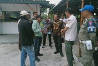 Petugas lintas OPD Pemkab Bangkalan melakukan pendataan dan pengecekan perizinan usaha di sepanjang akses Jalan Suramadu.