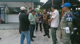 Petugas lintas OPD Pemkab Bangkalan melakukan pendataan dan pengecekan perizinan usaha di sepanjang akses Jalan Suramadu.