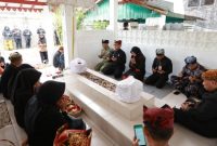 Bupati Banyuwangi Ipuk Fiestiandani bersama Forkopimda saat berziarah ke makam Bupati Banyuwangi terdahulu di Kelurahan Kepatihan, Banyuwangi.