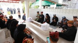 Bupati Banyuwangi Ipuk Fiestiandani bersama Forkopimda saat berziarah ke makam Bupati Banyuwangi terdahulu di Kelurahan Kepatihan, Banyuwangi.